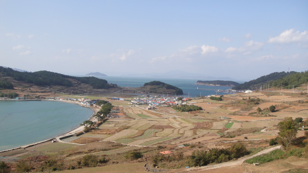 청산도의 매력은 투박한 황톳길, 돌담길이 돌담길로 이어지는 구불구불한 논두렁과 밭두렁 사이의 ‘슬로길’의 재미와 잔잔하고 고요한 해변의 아름다움, 그리고 풍성한 해산물의 유혹이다.