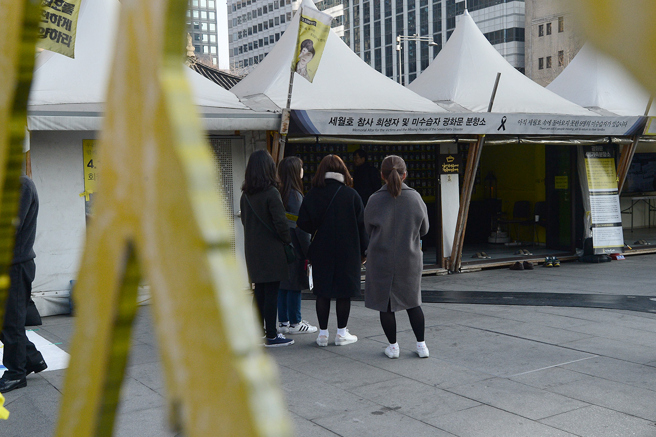 세월호 참사 1000일째를 맞이한 9일 오후 서울 종로구 광화문광장을 찾은 시민들이 광장내에 마련되어 있는 '세월호 참사 희생자 및 미수습자 광화문 분향소'를 바라보고 있다
