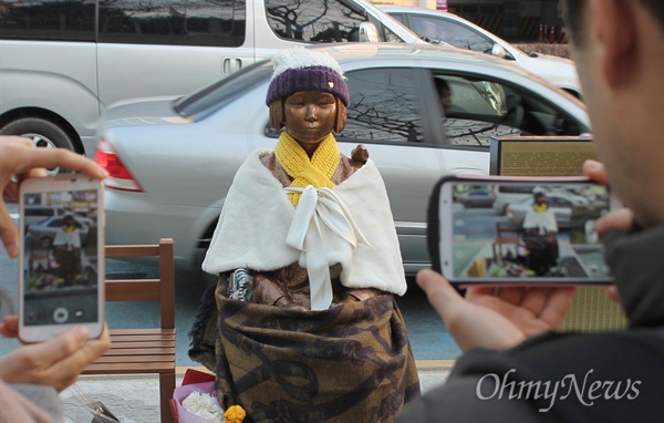 9일 오후 부산일본총영사관 앞 위안부 평화의 소녀상을 찾은 시민들이 사진을 찍고 있다.   