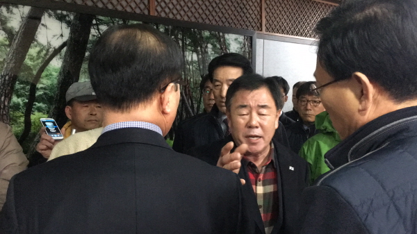 정한진 박사모 경주지부장이 이상욱 부시장을 향해 항의하고 있다.