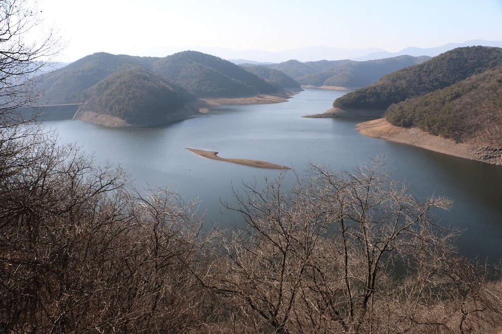  울산 울주군에 있는 사연댐. 댐 수위가 52m 이상되면 반구대 암각화가 물에 잠긴다 