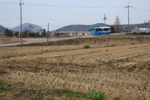 시골마을을 달리는 버스