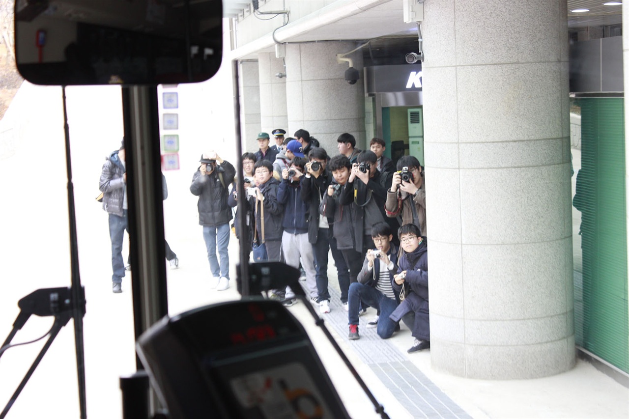 광명역 리무진버스 승강장에 '포토라인'이 잡혔다. 철도 팬들과 버스 팬들이 어우러져 한 데 사진을 촬영하고 있다. 