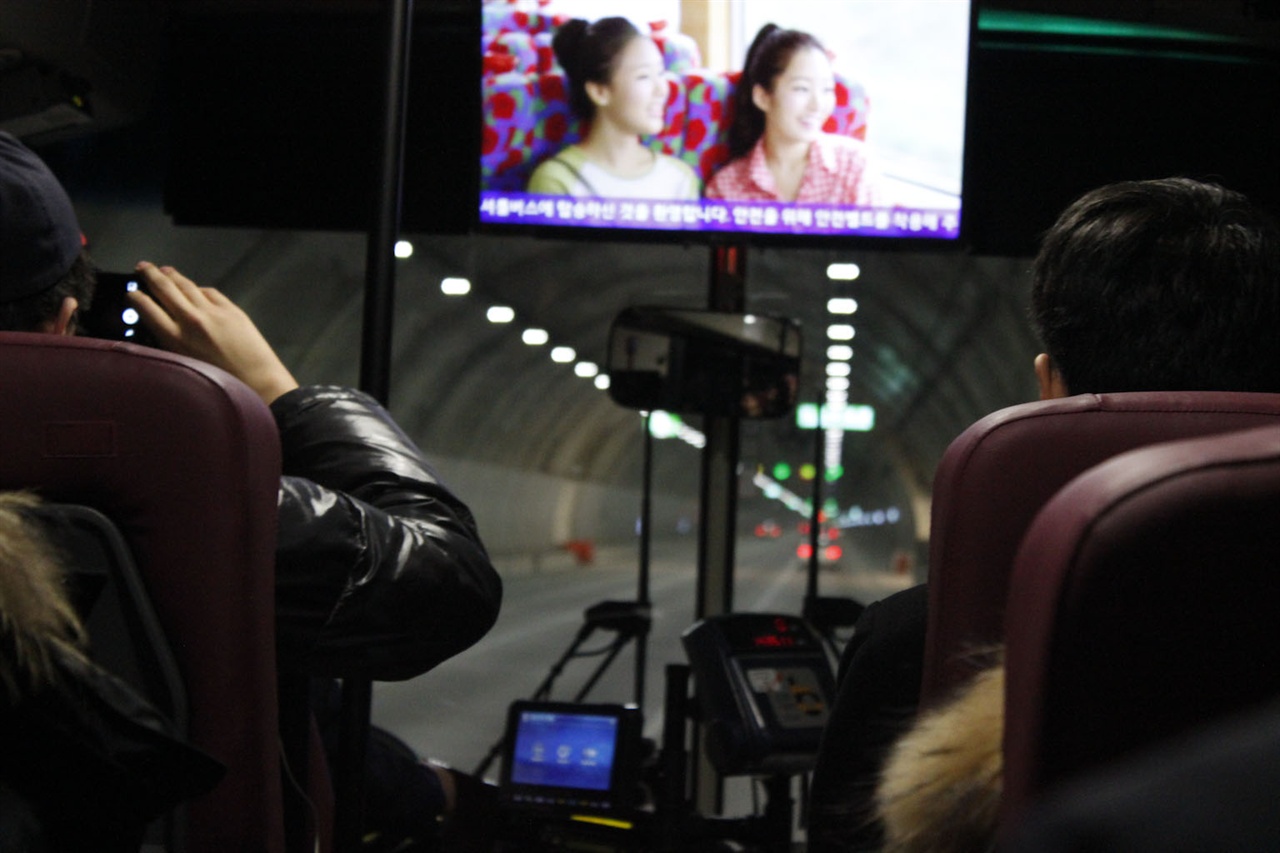 버스가 강남순환도시고속화도로에 진입했다. 시승객이 신기한지 연신 셔터를 누르고 있다.