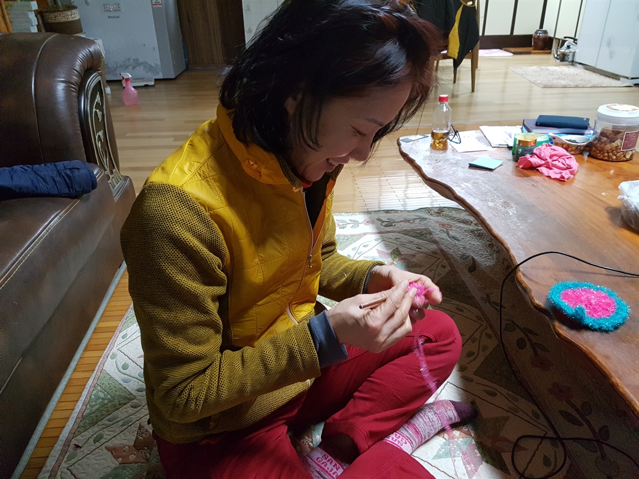 아내가 코바늘 뜨개질을 합니다.