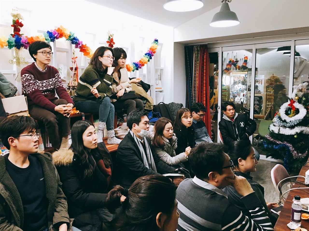 청년이 서울에서 살기엔 비용 부담이 너무 크다. 청년주거대안 사례를 탐방하는 것에 24명 청년들이 참여했다. 