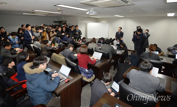 반기문 전 유엔 사무총장 귀국을 하루 앞둔 11일 오전 반 전 총장의 사무실이 마련된 서울 마포구 트라팰리스에서 이도운 대변인이 브리핑을 하고 있다. 