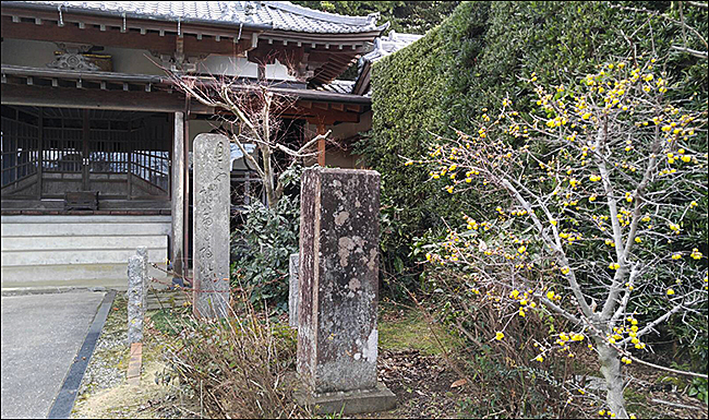 본당 앞에 고구려 혜관스님의 창건기가 적혀 있는 돌비석(앞쪽), 뒤쪽은 에도시대 유명한 마츠오바쇼의 시비 
