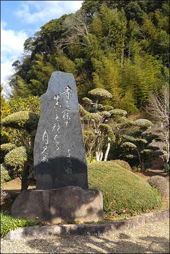 근본사는 에도시대 유명한 시인인 마츠오바쇼가 다녀갔다고 해서 곳곳에 시비가 서있다. 