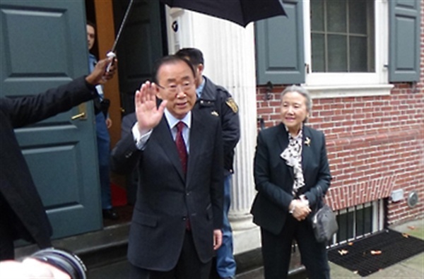 반기문 전 유엔 사무총장이 지난 3일(현지시간) 뉴욕의 공관을 떠나면서 손을 흔들고 있다.