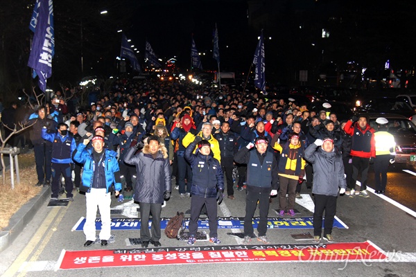  금속노조 경남지부는 11일 저녁 창원 S&T저축은행 앞 도로에서 "정리해고 분쇄, 생존권 사수, 노조탄압 중단, 임단협 미타결 사업장 문제해결 촉구, 투쟁선포 집회"를 열었다.