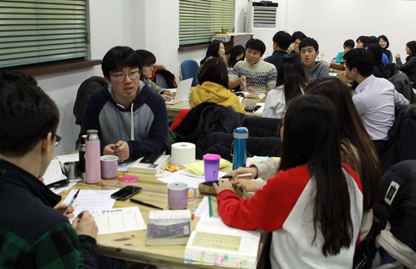    여기서 만족할 수 없다. 정의를 바로 세우고, 그동안의 적폐를 청산하여 새 시대를 열 기회가 거저 온 것이 아니기 때문이며, 이 시기를 지난 역사에서처럼 놓치게 된다면 또 언제 그 기회가 주어질 것인지 알 수 없기 때문이다. 