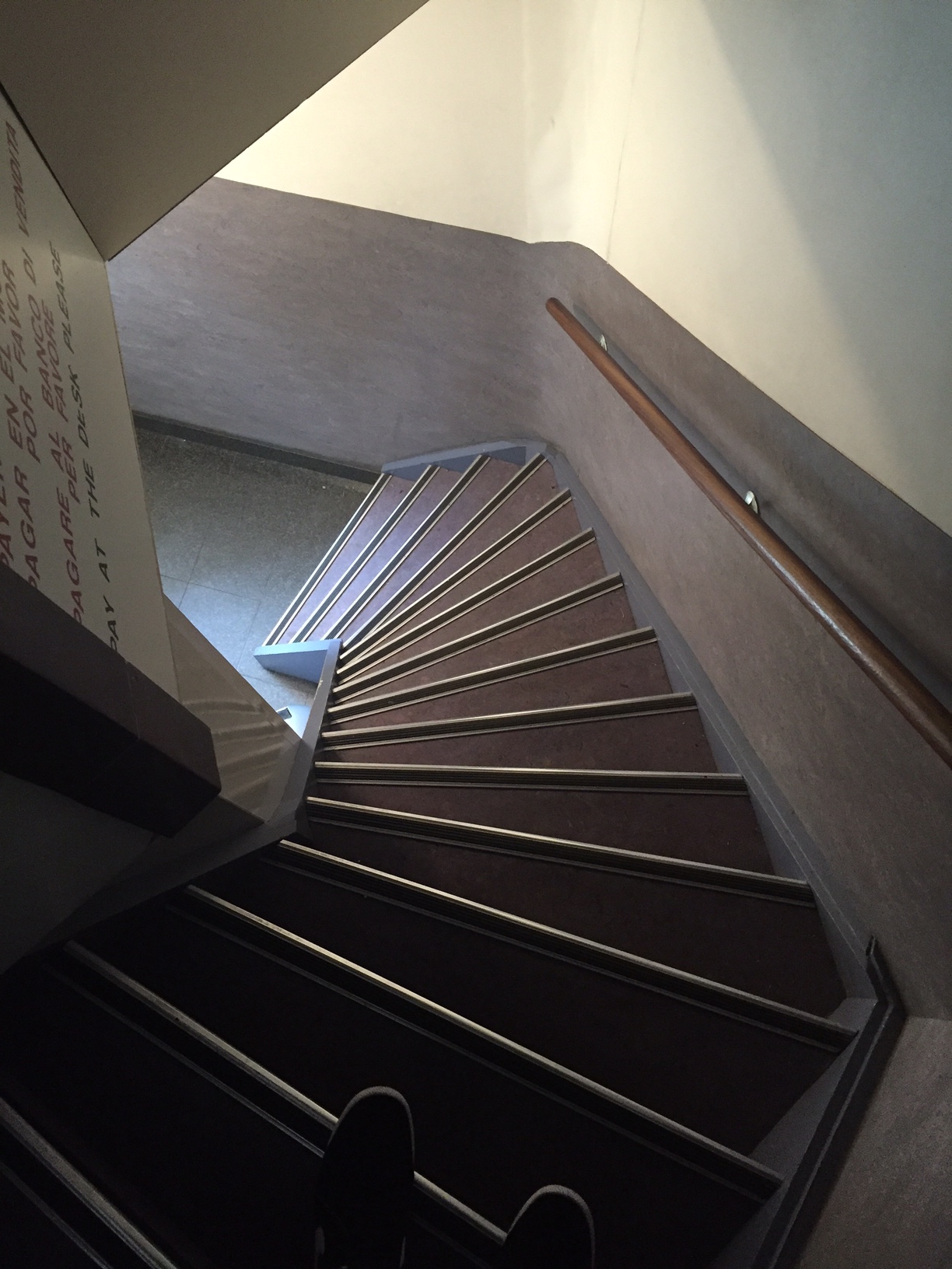 큐브하우스 내부 계단, 네덜란드 건물들의 계단은 조심해야 한다. 너무 좁아서 발을 잘못 디딜 수도 있다.