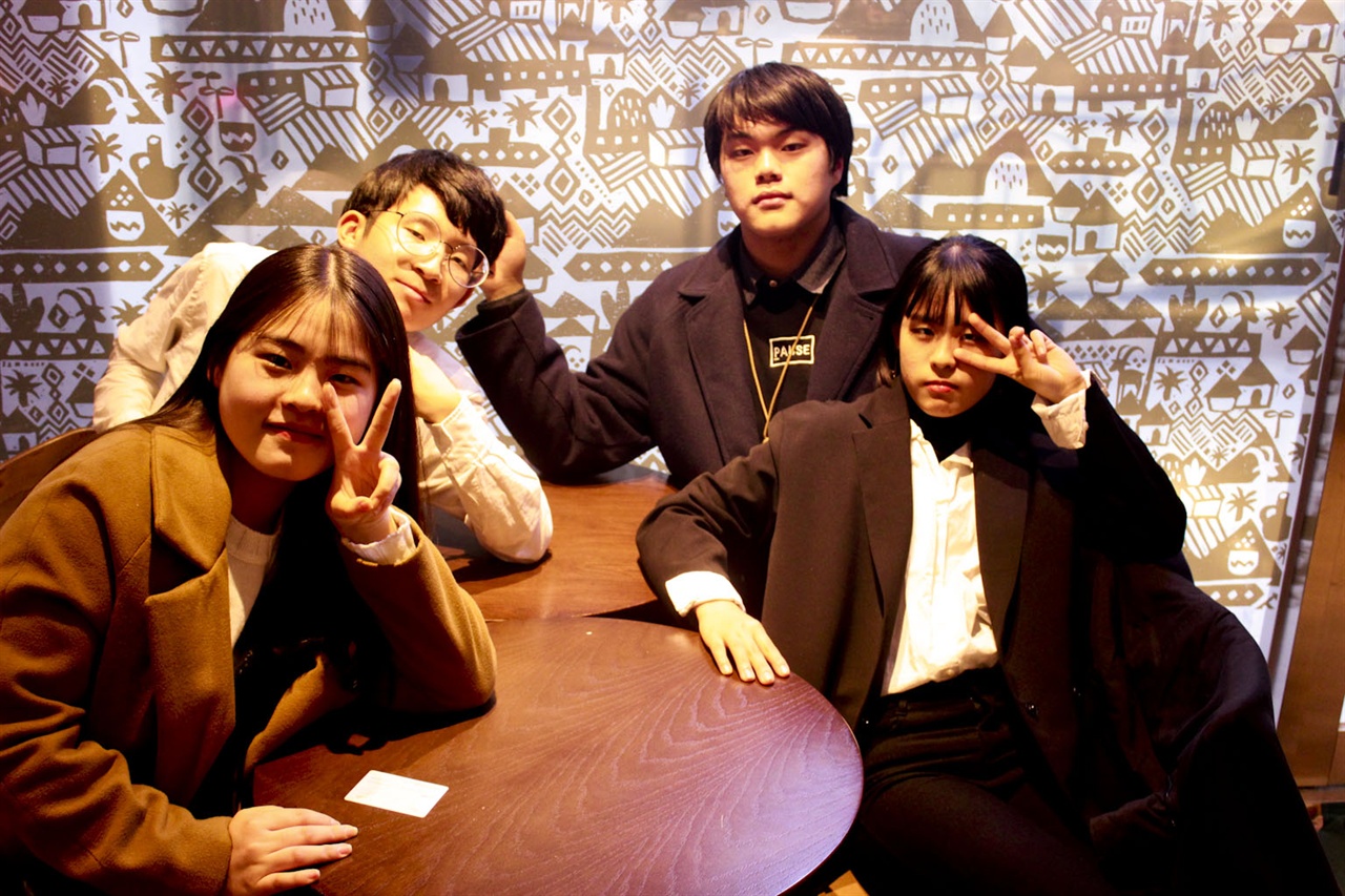 인터뷰가 끝나고 포즈를 요청했다. 왼쪽부터 박지윤 씨, 이용기 씨, 엄재연 씨, 김현기 씨.