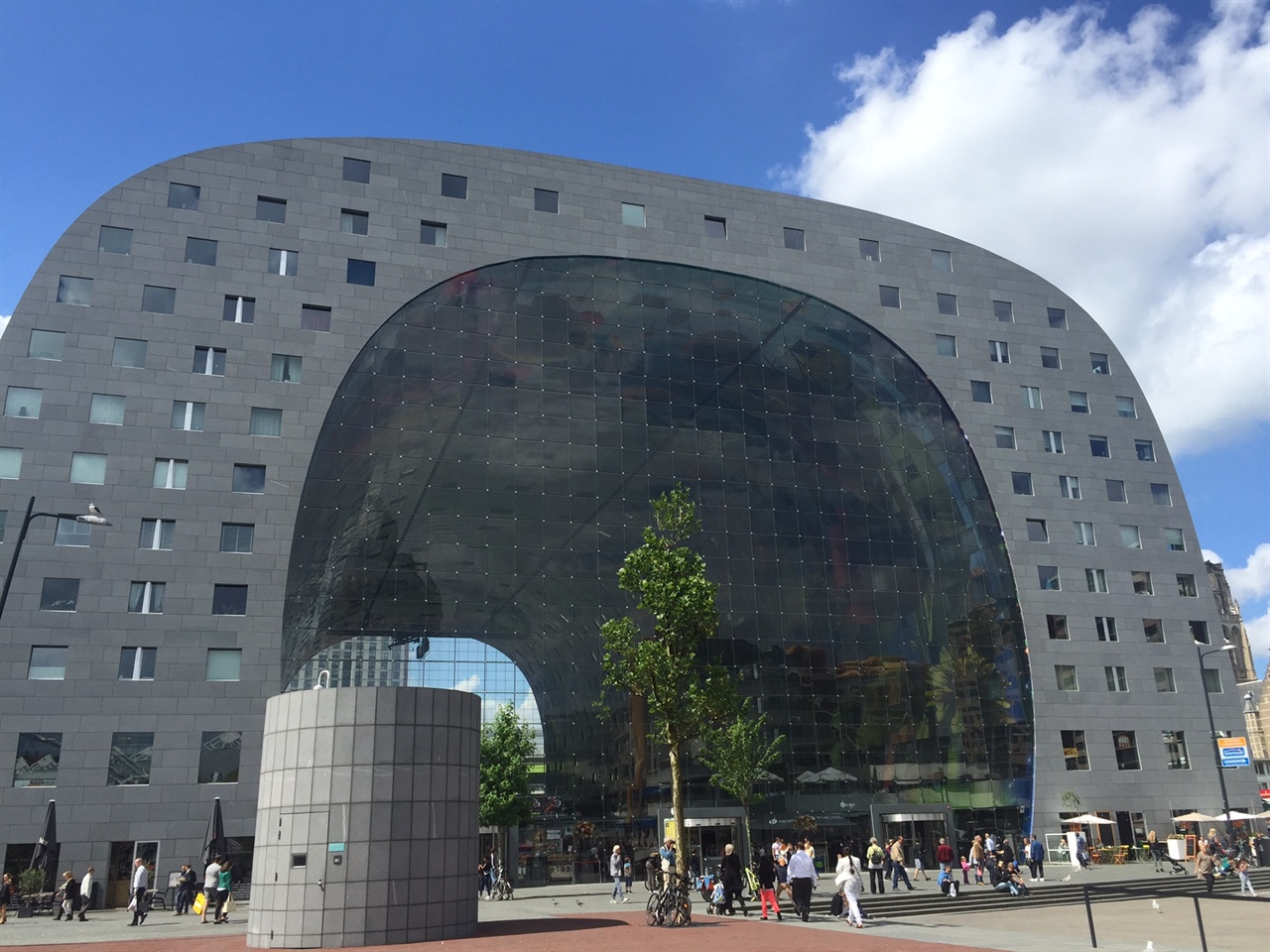 Markthal. 겉으로보기엔 시장 같지 않다.