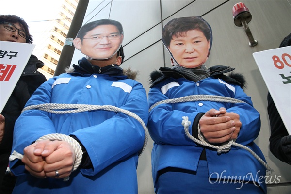 12일 오전 서울 강남구 대치동 특검사무실에 이재용 삼성전자 부회장이 피의자 신분으로 소환되자, 정의당 당원들이 구속 수사를 촉구하며 피켓시위를 벌이고 있다. 