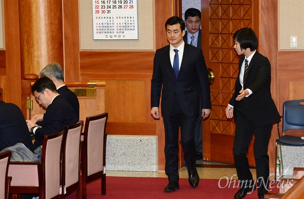 이영선 행정관 대심판정 입장 이영선 청와대 행정관이 12일 오전 종로구 재동 헌법재판소에서 열린 대통령(박근혜) 4차 탄핵심판 변론에 증인으로 출석해 대심판정에 입장하고 있다.