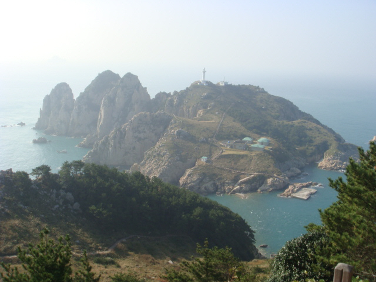 망태봉전망대에서 바라본 등대섬과 병풍바위  멀리 외로운 하얀 등대와 병풍바위가 한눈에 펼쳐진다. 통영이 고향인 시인 유치환의 <그리움>이란 시가 귀에 들려온다. 
