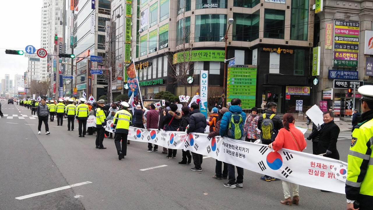 박사모가족 등 보수단체들이 지난 7일 오후 4시쯤 울산 남구 삼산동 롯데백화점 건너편 1개 차선을 점령한 채 탄핵기각을 요구하는 거리행진을 벌이고 있다