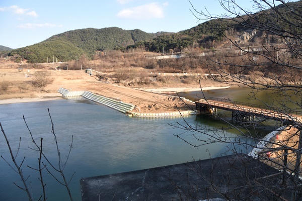 가까이서 본 공사현장. 양측 모래톱의 일부가 훼손됐다. 이곳에 교량이 들어서면 지금과는 완전히 다른 모습의 풍광이 펼쳐질 것이다. 