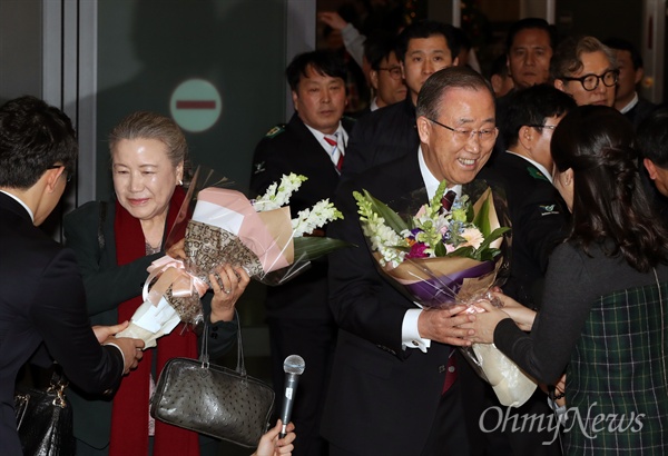 반기문 전 유엔 사무총장과 부인 유순택씨가 12일 오후 인천국제공항에 도착해 환영 꽃다발을 받고 있다. 