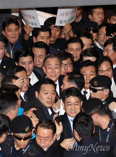 반기문 전 유엔 사무총장이 12일 오후 인천국제공항에 도착해 인파에 둘러싸인 채 이동하고 있다. 