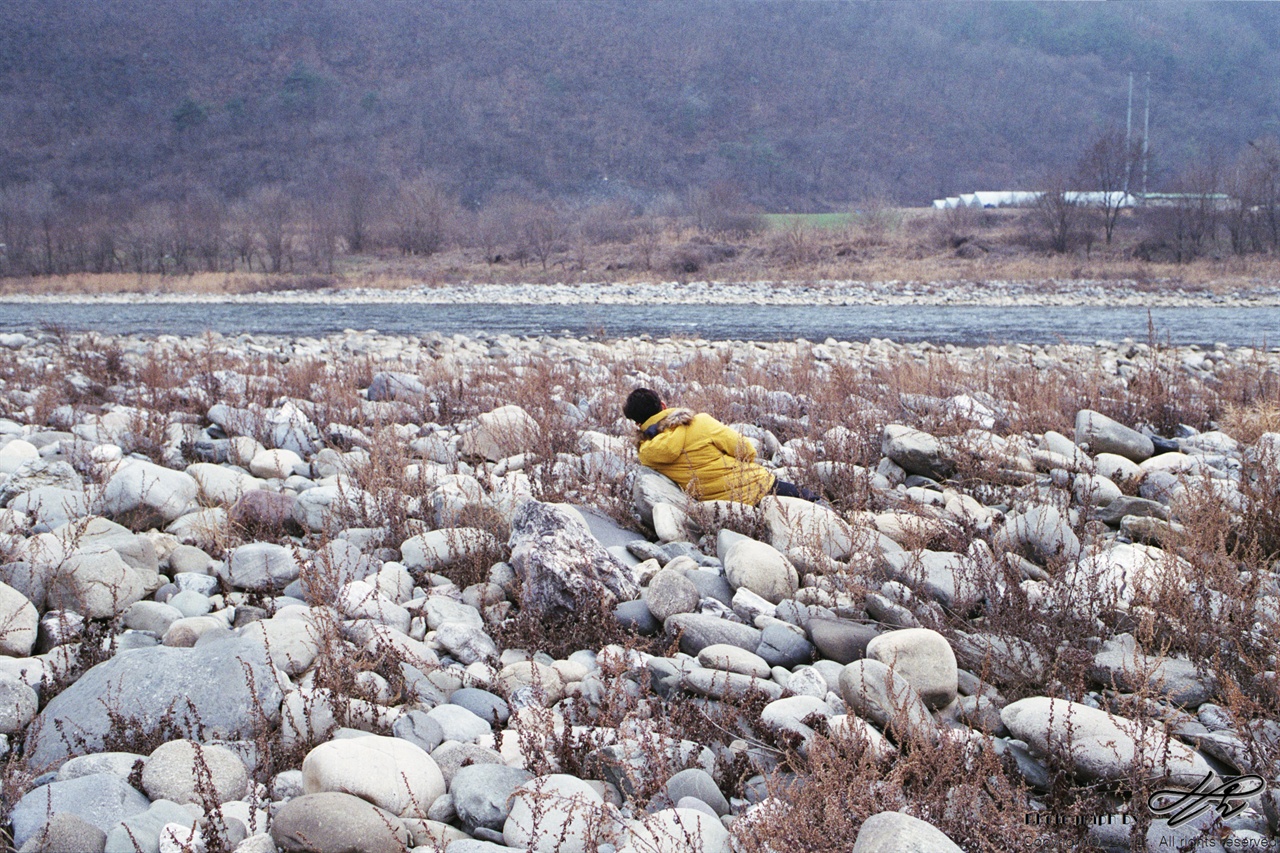 나도 자연의 모습을 따라서 인편구조의 돌들 사이에 같은 방향으로 몸을 뉘었다. 카메라의 셔터가 이미 작동되었지만 이렇게 조금 더 있고 싶었다. 자연과 하나된 느낌으로.(Premium400)