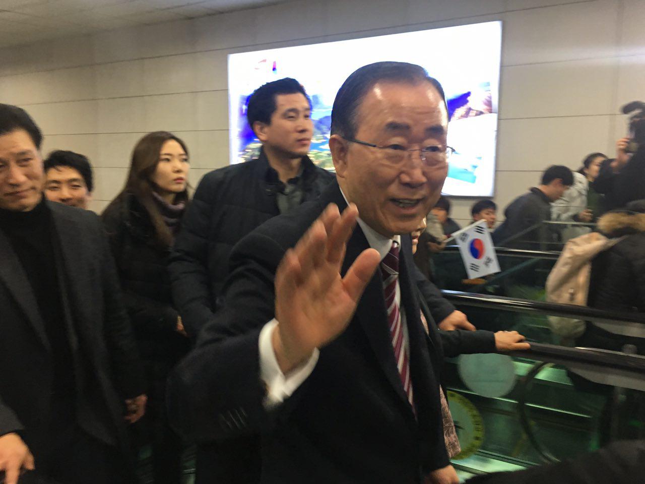 반 전 총장이 서울역 게이트로 올라가는 에스컬레이터에서 지지자들을 향해 손을 흔들어주고있다.