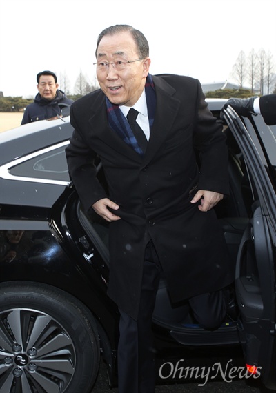 반기문 전 유엔 사무총장이 13일 오전 서울 동작구 동작동 국립현충원에 도착해 차량에서 내리고 있다. 