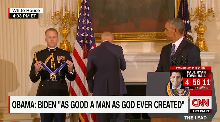 조 바이든 미국 부통령이 예상치 못한 훈장 수여에 눈물 흘리는 장면을 중계하는 CNN 뉴스 갈무리.
