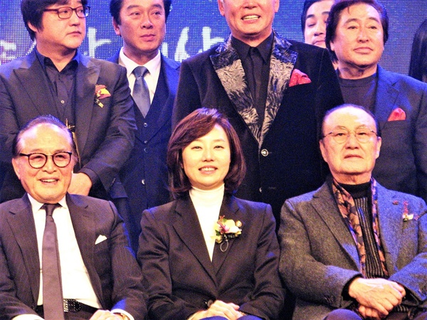  문화예술인들의 블랙리스트 버스 기자회견이 있었던 지난 12월 29일 톱스타상 시상식에 참석한 조윤선 문체부 장관.