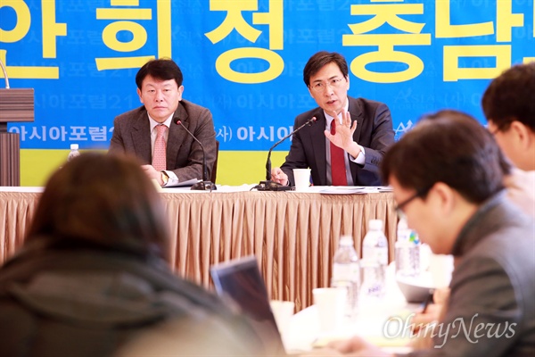 안희정 충남지사가 13일 오전 대구 수성호텔에서 '아시아포럼21' 주최로 열린 토론회에서 발언을 하고 있다.