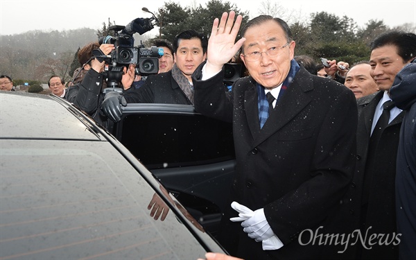 인사하는 반기문 반기문 전 유엔 사무총장이 지난 13일 오전 서울 동작동 국립서울현충원을 찾아 전직 대통령 묘역에 이어 학도의용군 무명용사탑을 참배한 뒤 차량에 오르고 있다. 