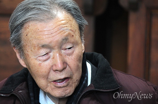 13일 박종철 열사 아버지인 박정기(90)씨가 아들의 30주기 추도식이 열린 경남 양산 성전암에서 기자와 만나 이야기를 나누고 있다. 