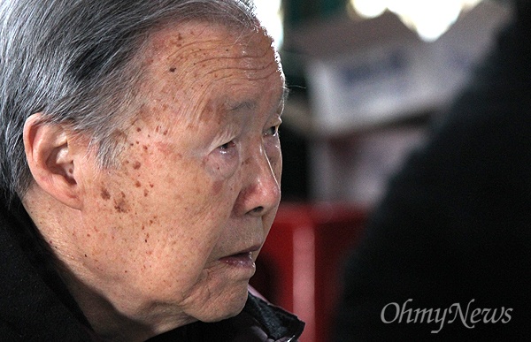 13일 박종철 열사 아버지인 박정기(90)씨가 경남 양산 성전암에서 아들의 30주기 추도식을 지켜보고 있다. 