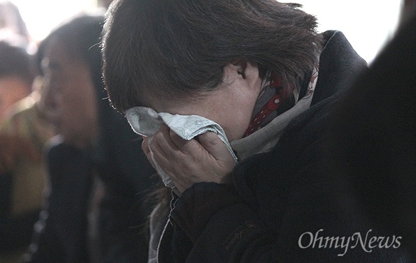 13일 오전 경남 양산 성전암에서 열린 박종철 열사의 30주기 추도식에서 누나 박은숙(55)씨가 얼굴을 파묻고 흐느끼고 있다.  