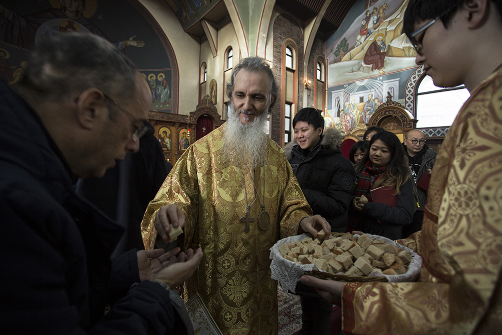 지난 8일 정교회 성찬례 이후 신도들에게 빵을 나눠주고 있는 조성암 대주교 