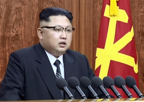 김정은 북한 노동당 위원장이 1일 새해를 맞아 육성으로 신년사를 발표했다. 조선중앙TV는 이날 낮 12시(한국 시간 낮 12시30분)부터 28분 동안 김 제1위원장의 신년사 발표를 중계했다.