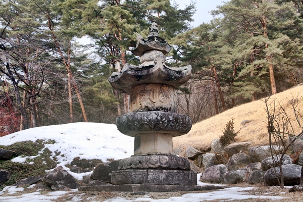 법흥사 부도탑은 독특한 문양을 갖고 있는 강원도 지정 유형문화재이다