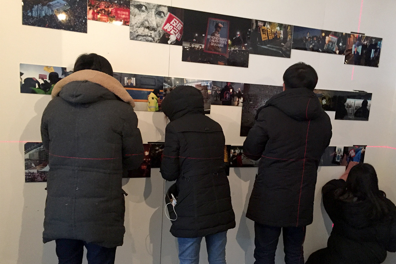 40여명의 사진기자와 사진작가들이 촬영한 촛불항쟁의 생생한 사진들이 오는 14일부터 26일까지 ‘어둠은 빛을 이길수 없다‘ 는 제목으로 오는 14일부터 서울 종로구 광화문 광장에 위치한 '궁핍현대미술광장'에 전시될 예정이다. 전시회에 참여하는 사진기자와 사진작가들이 14일 새벽까지 전시회 준비를 하고 있다.