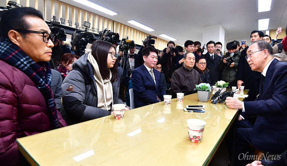 반기문 전 유엔 사무총장이 13일 오전 거주지인 서울 동작구 사당3동의 주민센터를 방문해 주민들과 대화를 나누고 있다.