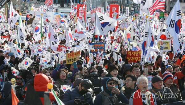 보수단체 회원과 시민들이 14일 오후 서울 종로구 대학로에서 박사모 주축으로 구성된 '대통령 탄핵기각을 위한 국민총궐기운동본부' 주최로 열린 박근혜 대통령 탄핵반대 집회에 참석해 대통령 탄핵 기각을 요구하고 있다.