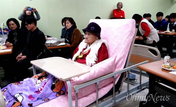 일본군위안부 피해자 김복득 할머니의 '100세 생신 축하연'이 14일 오후 통영노인전문병원 강당에서 열렸다.