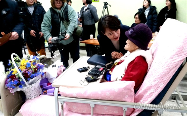 일본군위안부 피해자 김복득 할머니의 '100세 생신 축하연'이 14일 오후 통영노인전문병원 강당에서 열려, 전현희 국회의원이 찾아와 인사를 나누었다.