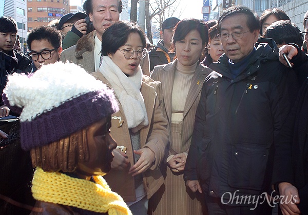  14일 오후 부산 일본총영사관 앞 위안부 평화의 소녀상을 찾은 박원순 서울시장이 시민단체 관계자의 설명을 들으며 소녀상을 바라보고 있다. 