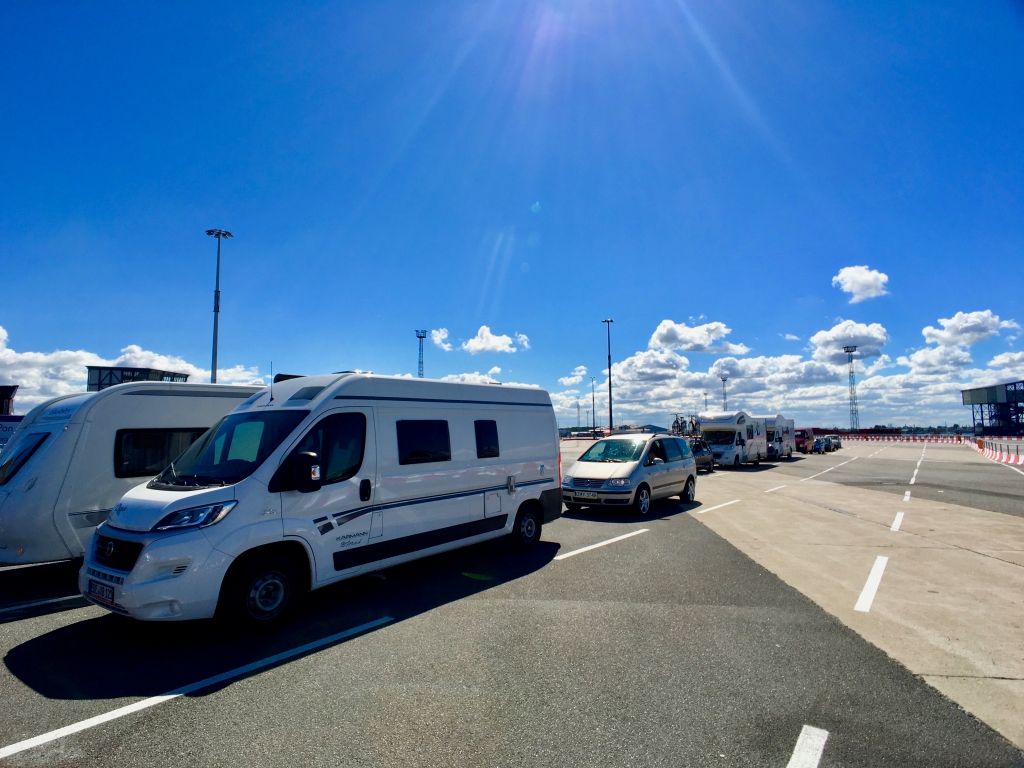 로스토크 항에서 선적을 기다리는 차들 중 절반 이상이 캠핑카였다.