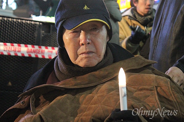 지난 1월 14일 저녁 서면에서 열린 박근혜 퇴진 11차 부산시국대회에는 박종철 열사의 아버지인 박정기(90)씨도 참석해 촛불을 들었다.