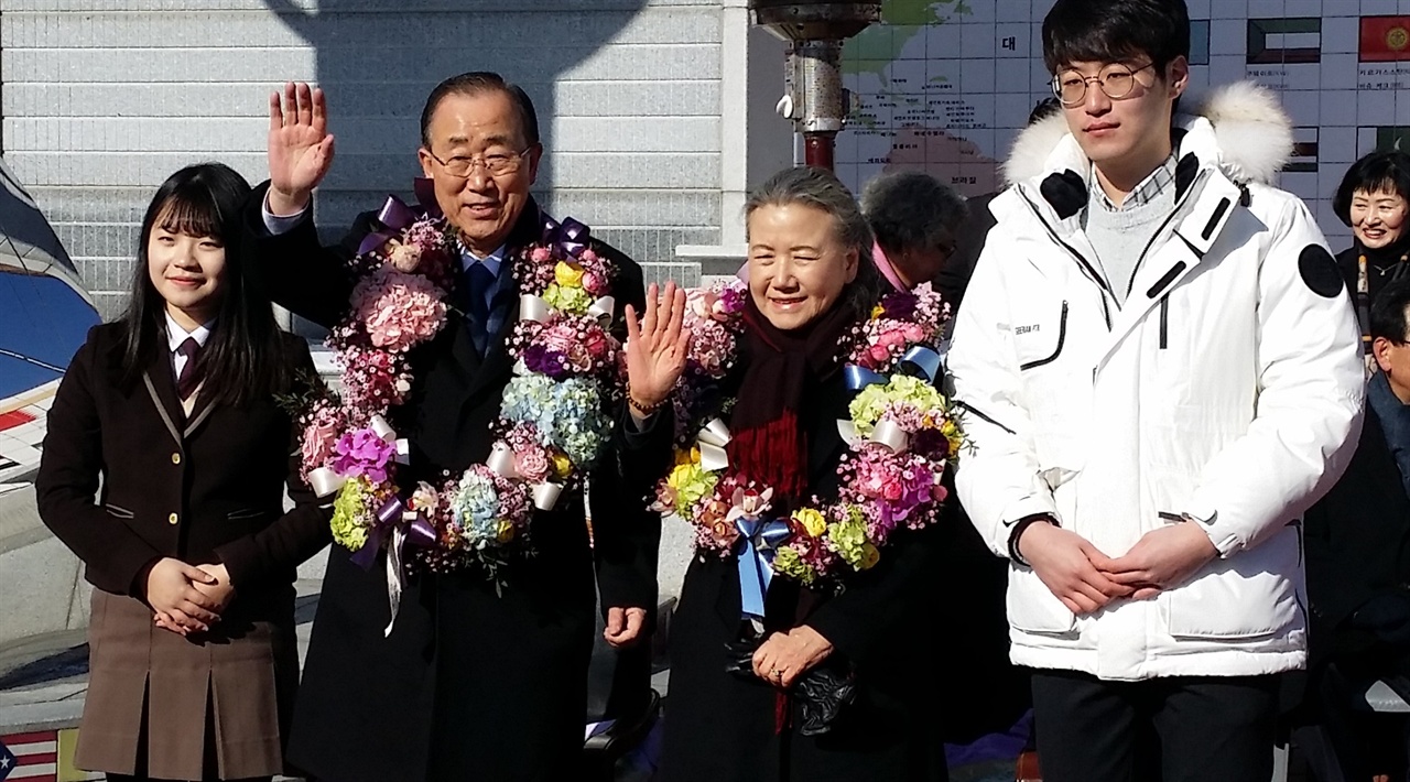  14일 오전 고향인 충북 음성군을 방문한 반기문 전 유엔 사무총장 내외가 지역 학생들이 건넨 꽃목걸이를 전달받고 손을 흔들어 보이고 있다.