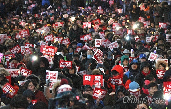 14일 저녁 부산 서면에서는 1만 명(집회 측 추산)이 모인 가운데 박근혜 퇴진 11차 부산시국대회가 열렸다. 