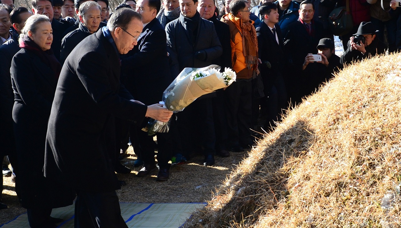 반기문 전 유엔 사무총장이 14일 오전 고향인 충북 음성군 원남면 행치마을 뒷산에 있는 선친 묘소를 찾아 헌화하고 있다.